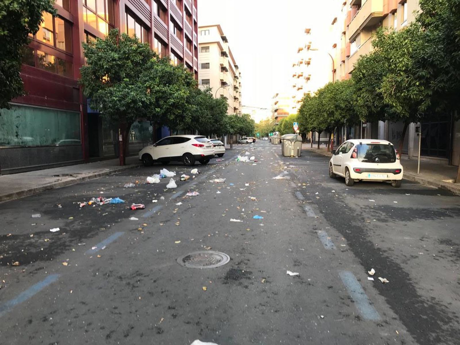 Restos de 'botellona' en Viapol y Parque de los Príncipes