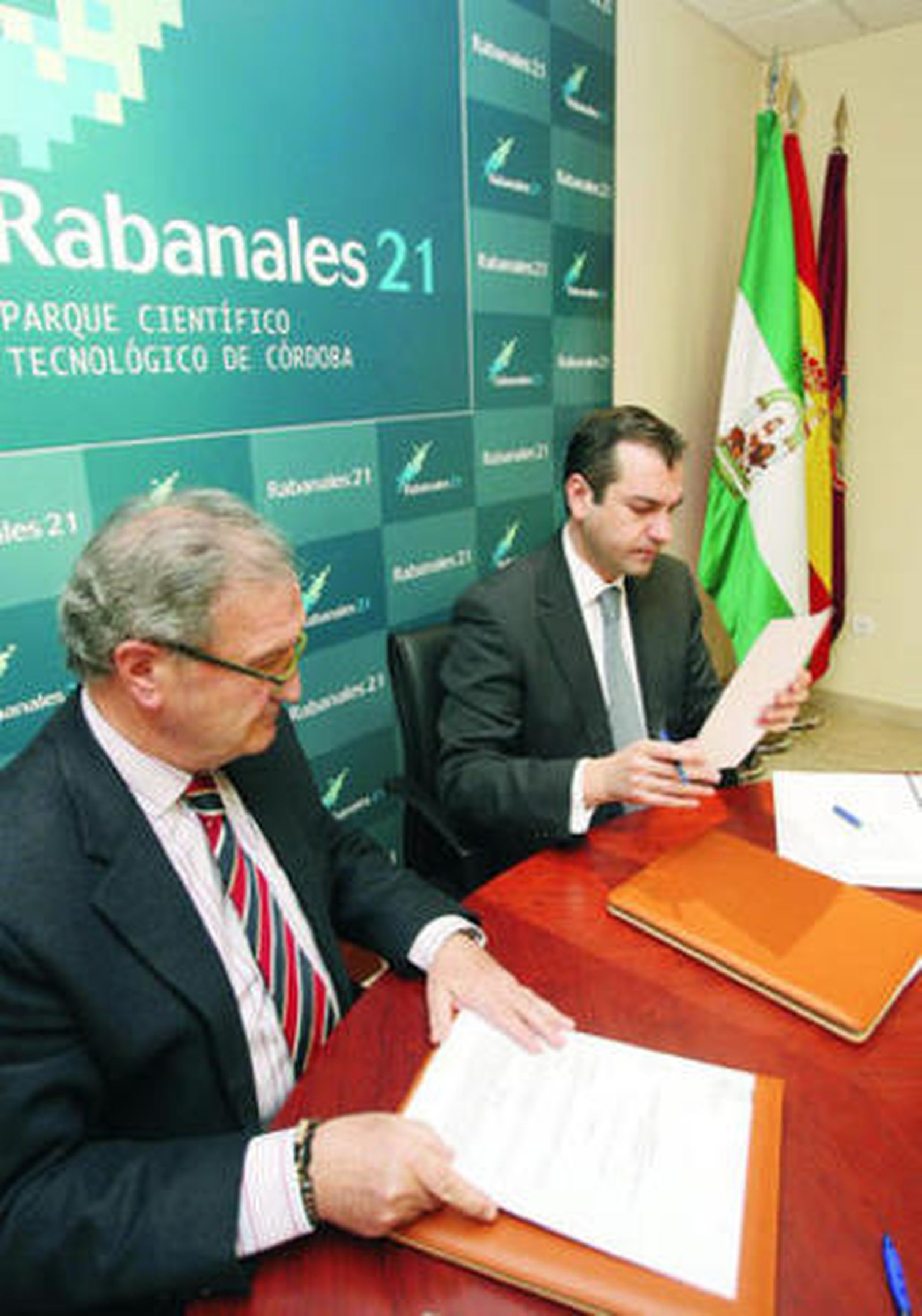 El presidente de Rabanales 21 firma como Romero la compra del solar.