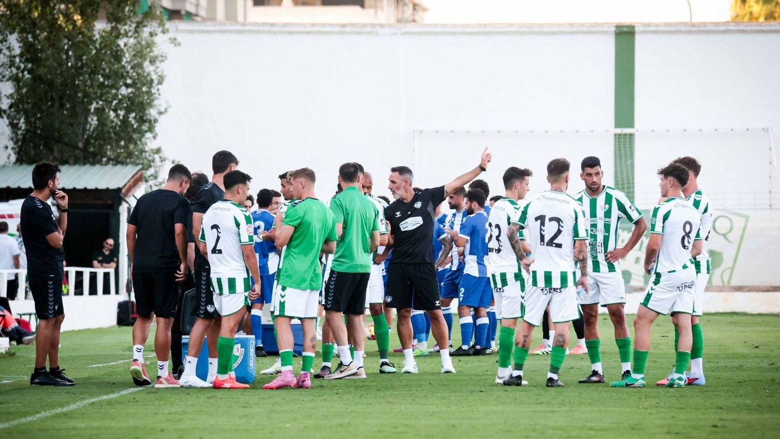 El exxerecista Abel Gómez, ahora técnico del Antequera, da instrucciones a sus jugadores durante un partido.