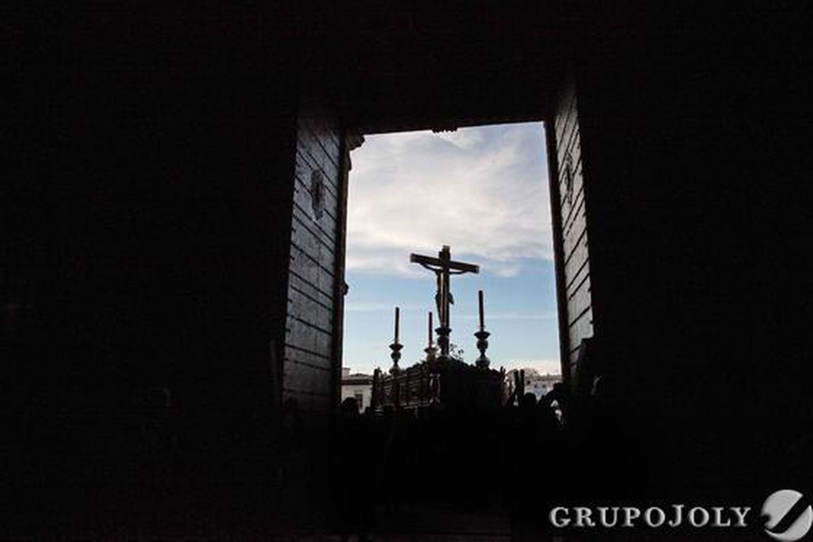 Imagen de la salida del paso de misterio del Santísimo Cristo de la Viga por la puerta principal de la Santa Iglesia Catedral.

Foto: Vanesa Lobo