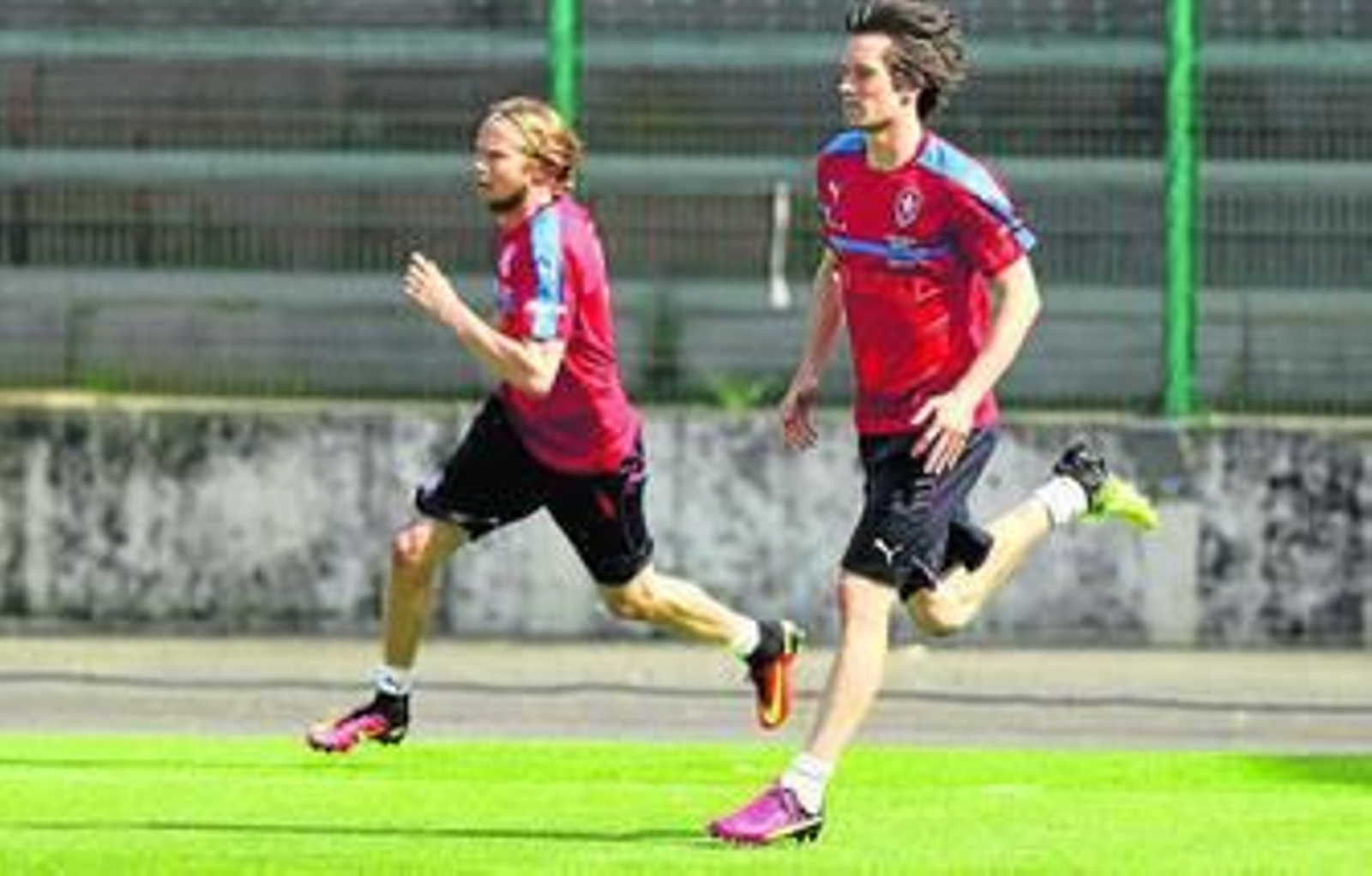 Rosicky se ejercita junto a Plasil en la concentración de los checos en la localidad de Tours.