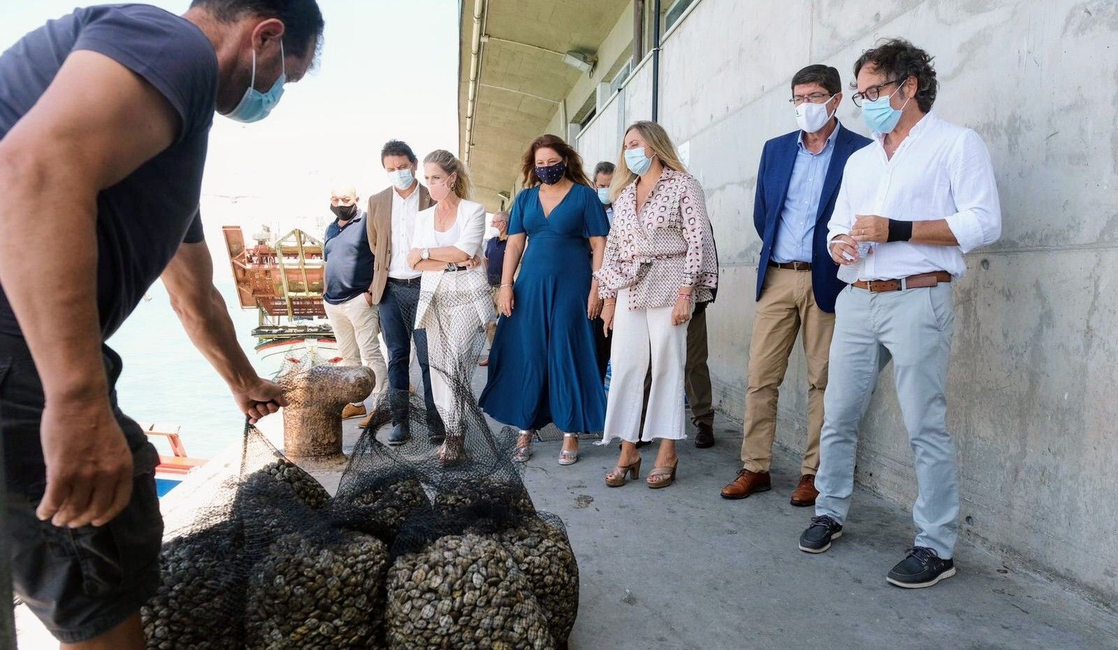 El vicepresidente de la Junta y las consejeras de Fomento y Pesca, durante su visita al puerto de Bonanza.