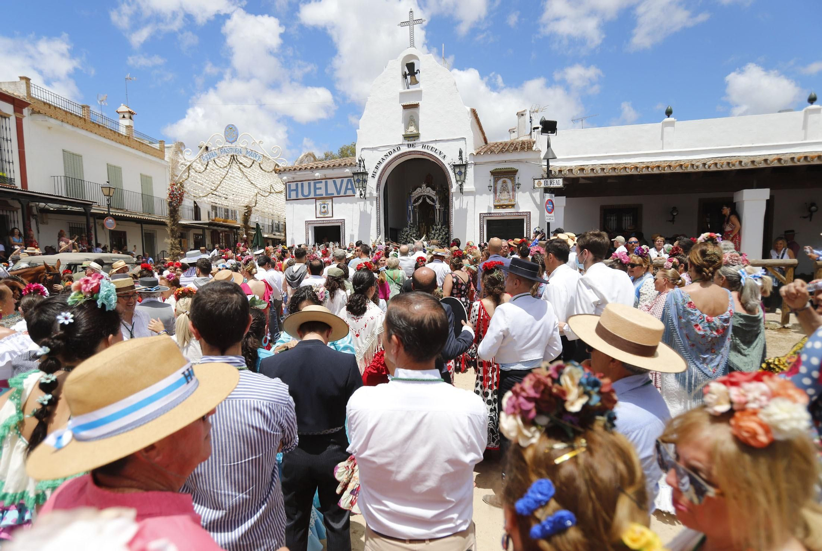 Presentación de la Hermandad de Huelva ante la Blanca Paloma