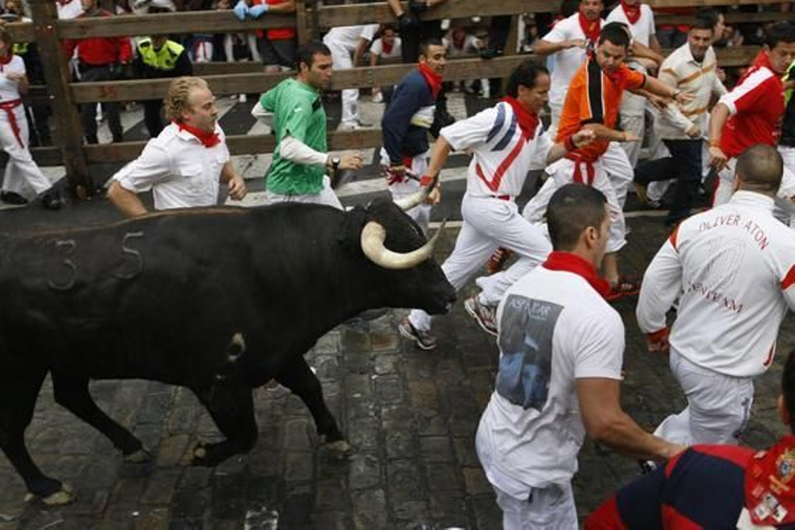 El primer encierro de 2012 finaliza con una cornada en el primer tramo y la entrada en la plaza de un toro con un mozo en una de sus astas.

Foto: EFE / Reuters