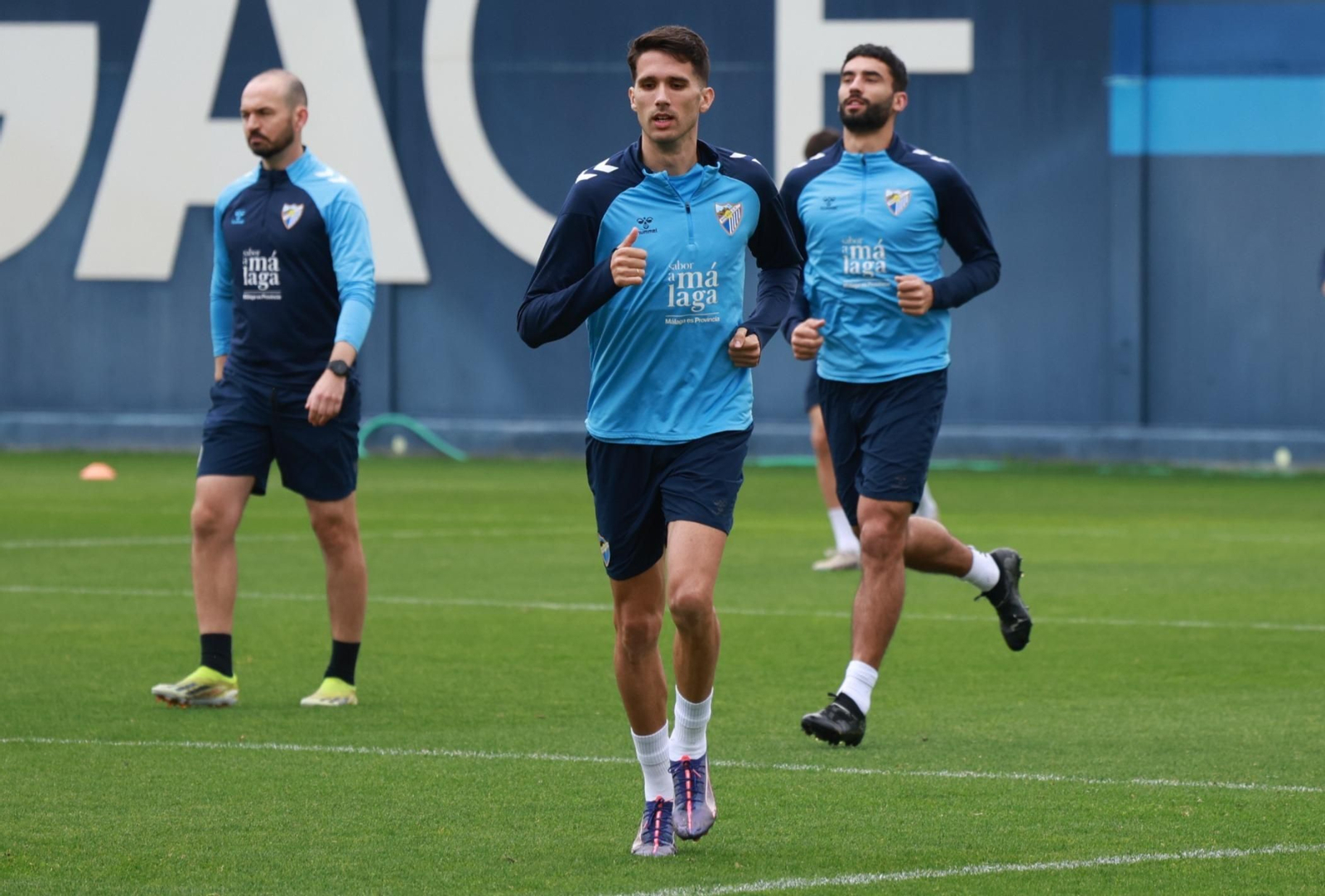 Ramón Enríquez: El capitán reaparece en muletas y sonriente