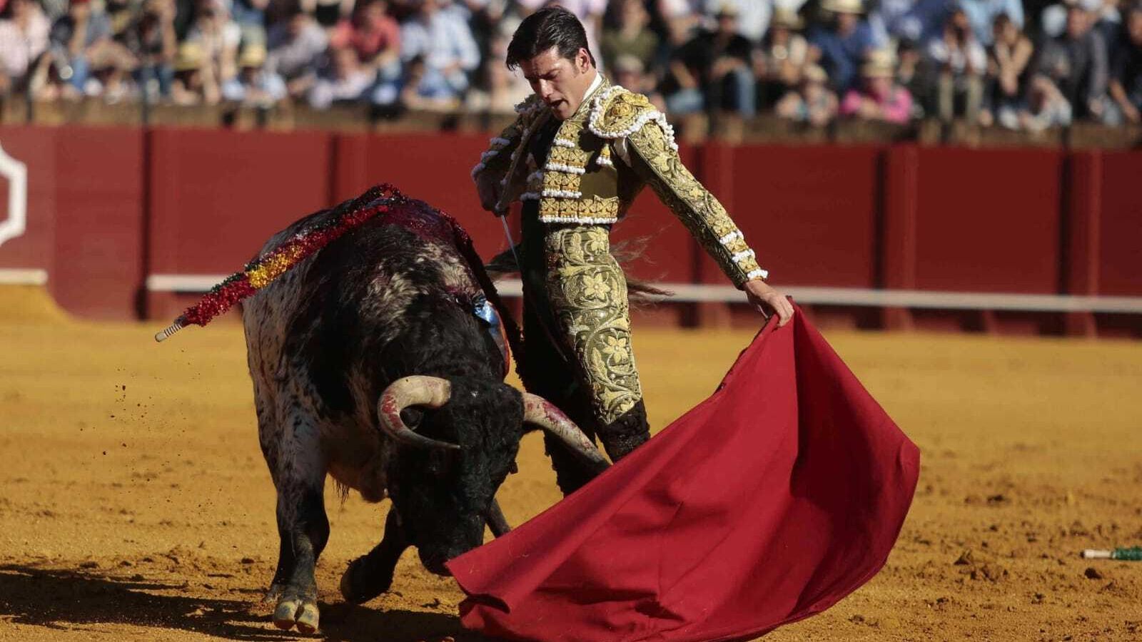 Una imagen del primero toro de la tarde con José Garrido.