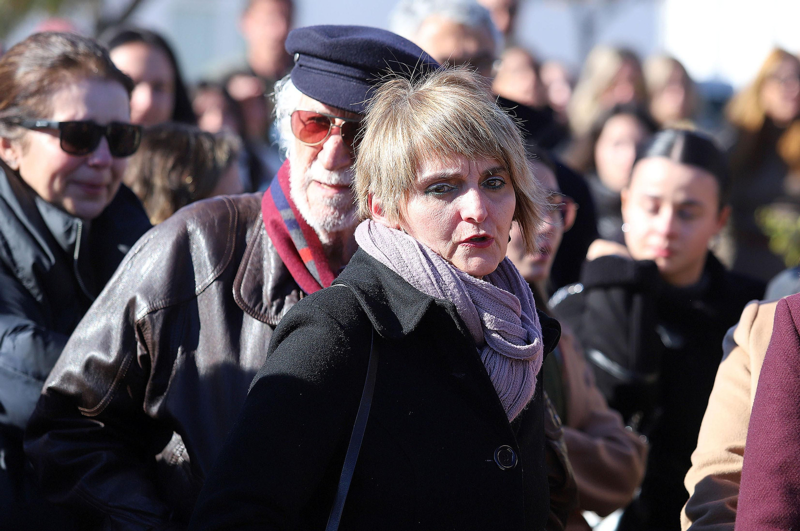 Imágenes del minuto de silencio guardado en la Universidad de Huelva en memoria de los estudiantes fallecidos en el incendio