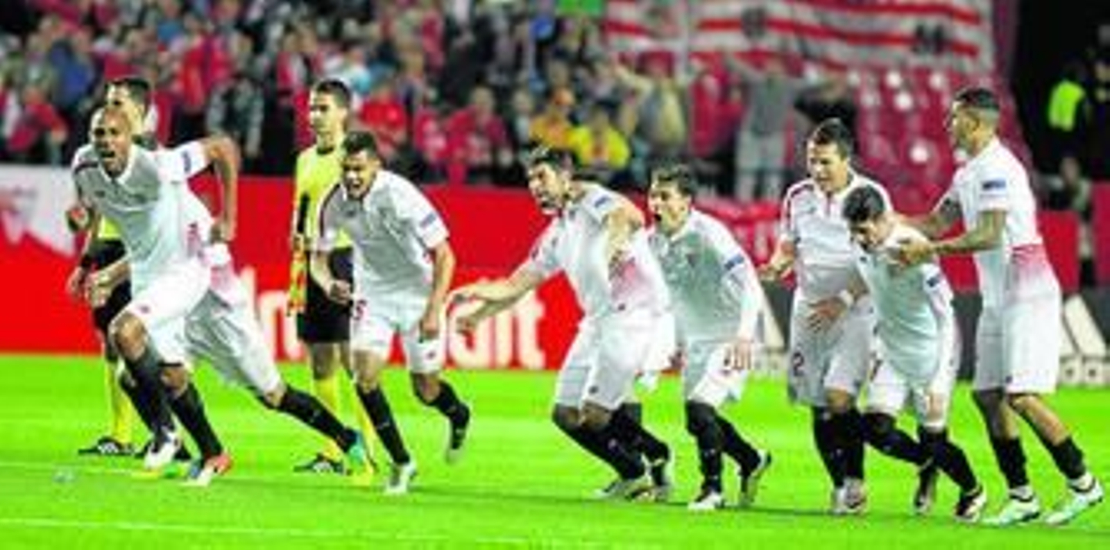 Los jugadores del Sevilla se lanzan a abrazarse a Gameiro, autor del quinto y decisivo penalti de la tanda.