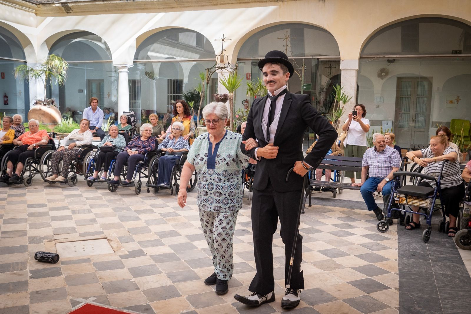 En imágenes, Charlot lleva la magia del cine a la residencia Fragela de Cádiz