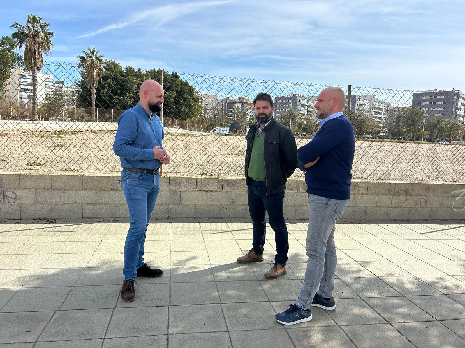 Los representantes de Vox junto al solar donde está prevista la construcción del centro de enseñanza