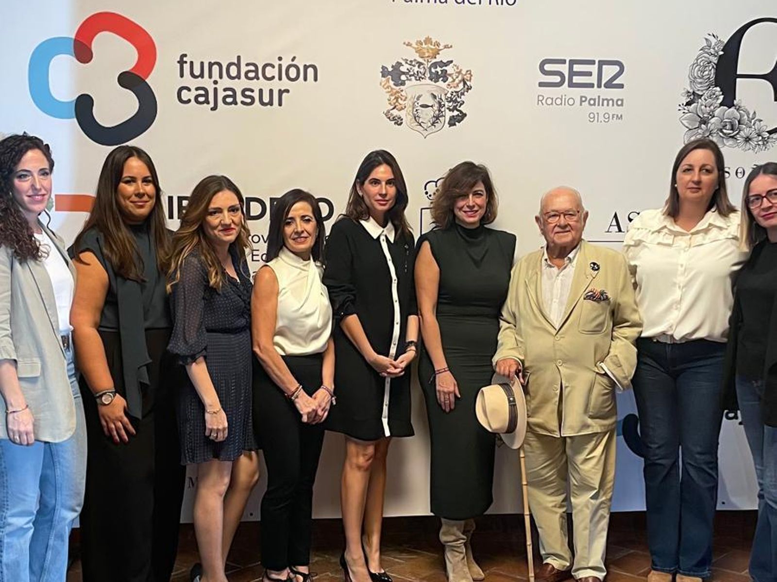 Las directivas de Disoñamos y la alcaldesa de Palma del Río con Lourdes Montes y Tony Benítez