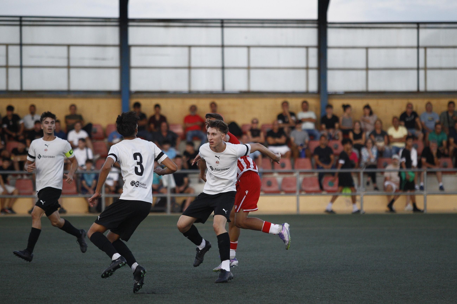 Varios jugadores del conjunto cañaero en una pugna durante el derbi almeriense del pasado miércoles.