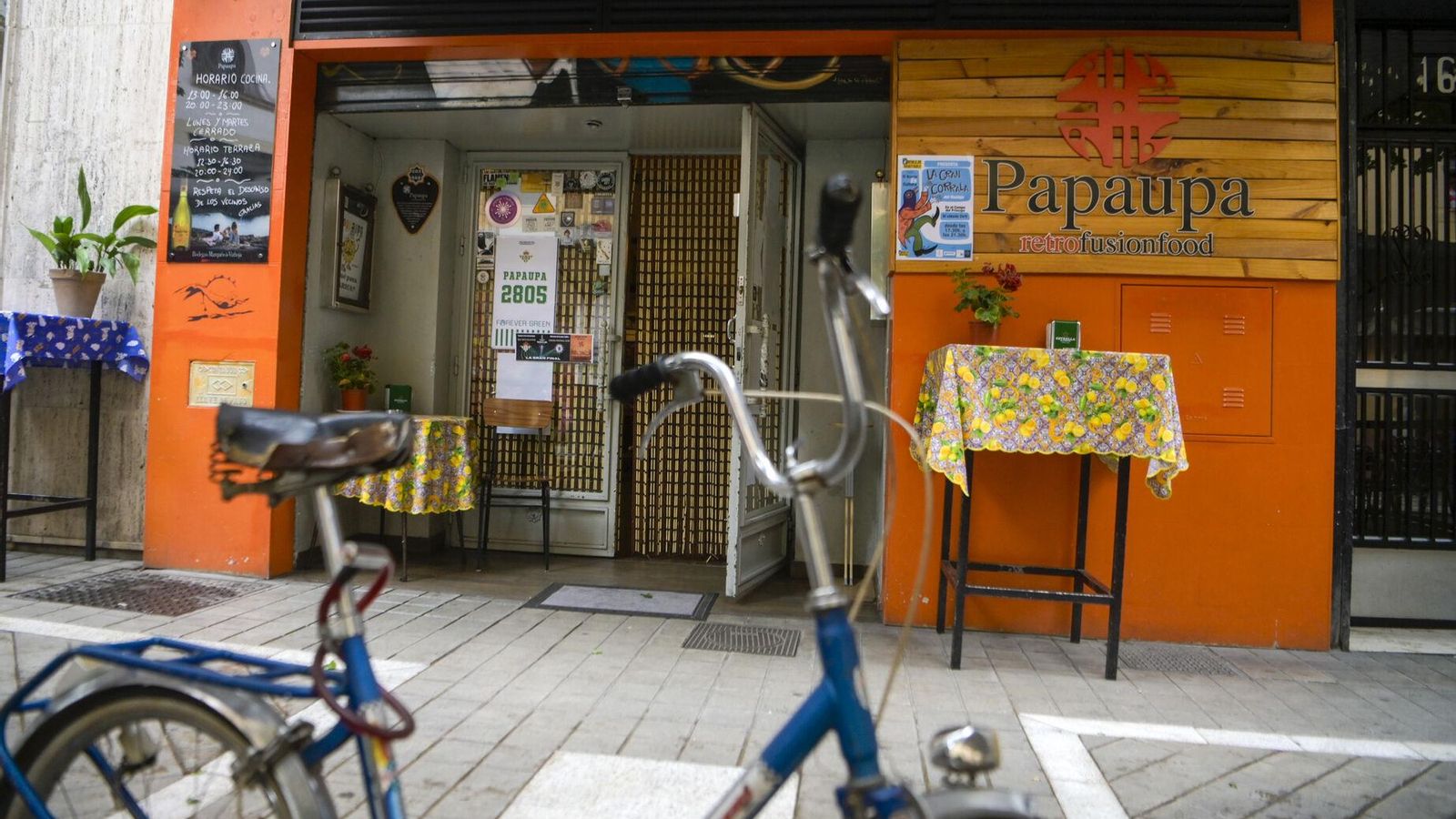 El Papaupa se ubica en la Calle Molinos en el barrio del Realejo de Granada.