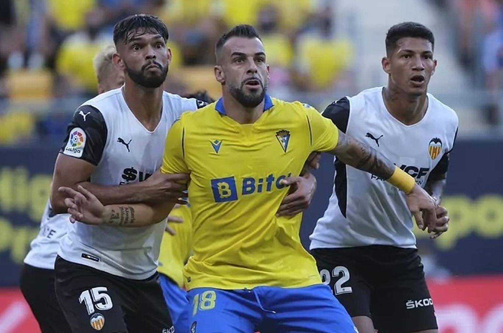 Negredo pugna con Alderete y Marcos de Sousa en el último Cádiz-Valencia en Liga.