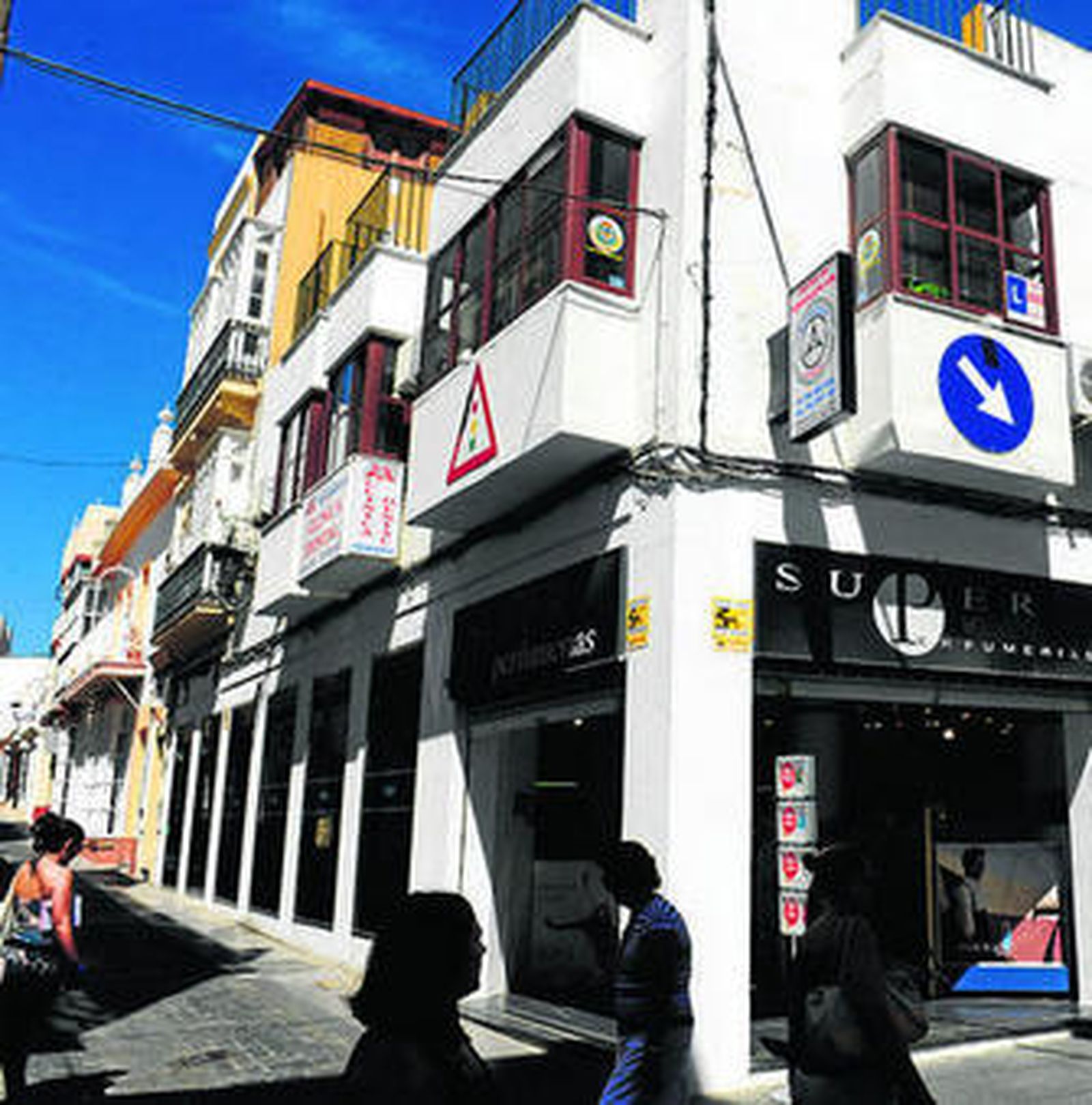 Ventana por la que saltó el joven, en la calle Murillo.
