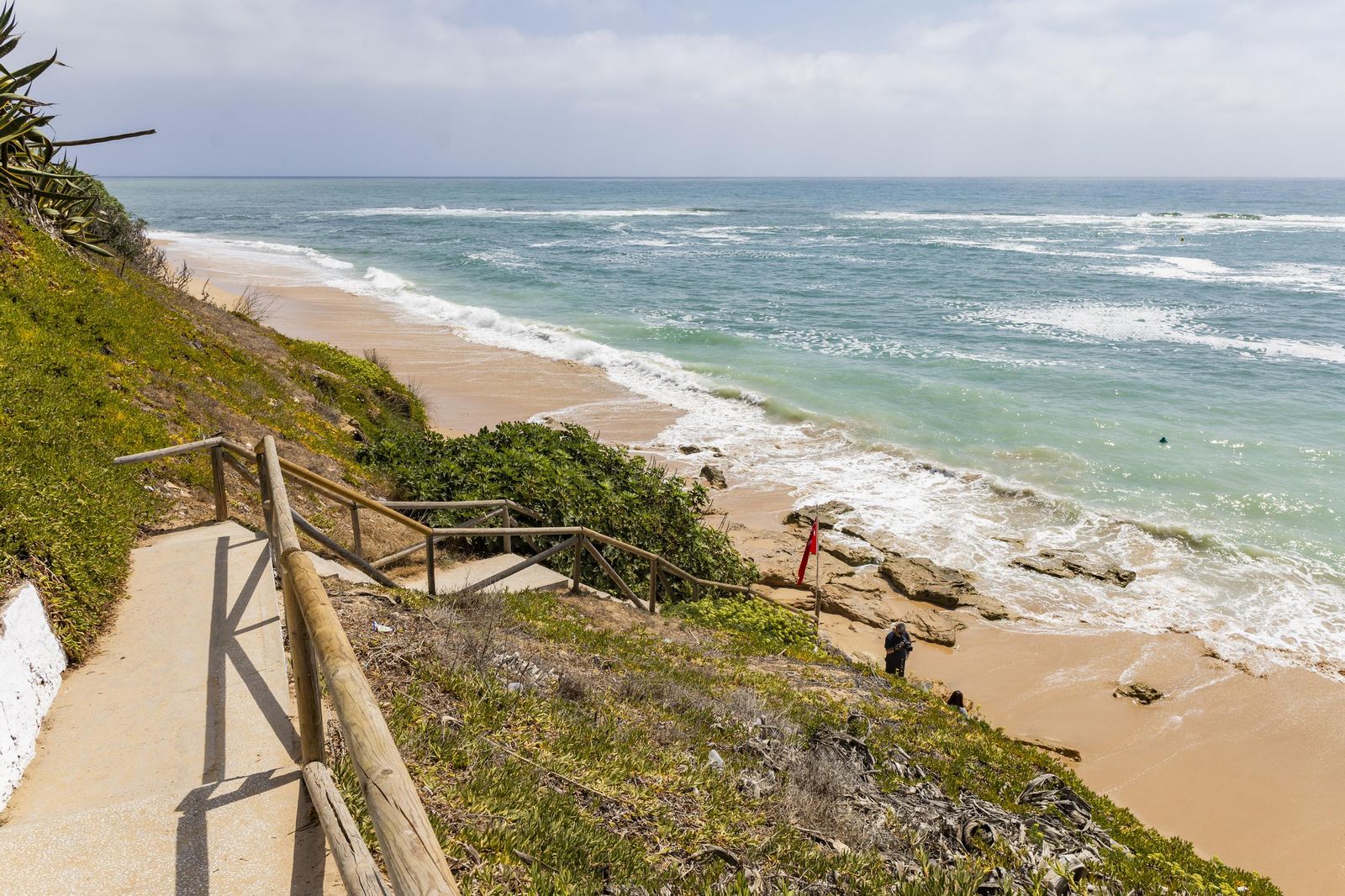 Las imágenes de la playa de los Caños tras el fuerte oleaje