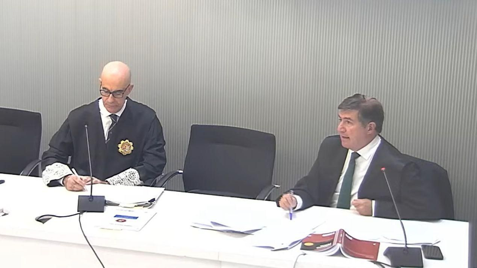 Manuel Barberá (dch.), junto al fiscal, durante una de las sesiones.
