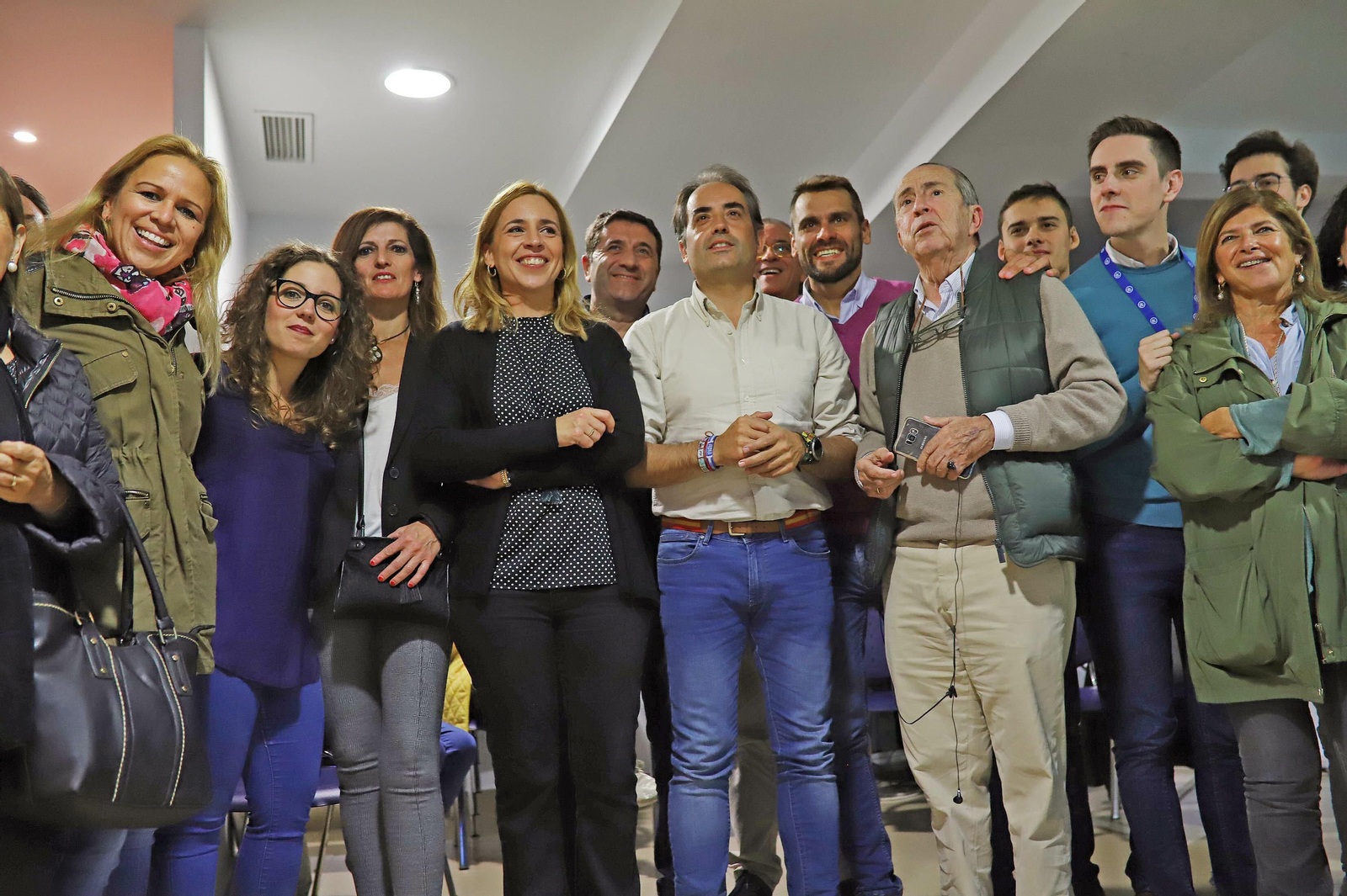 Antonio Saldaña, junto al resto de miembros del partido, siguiendo el recuento de votos este domingo.