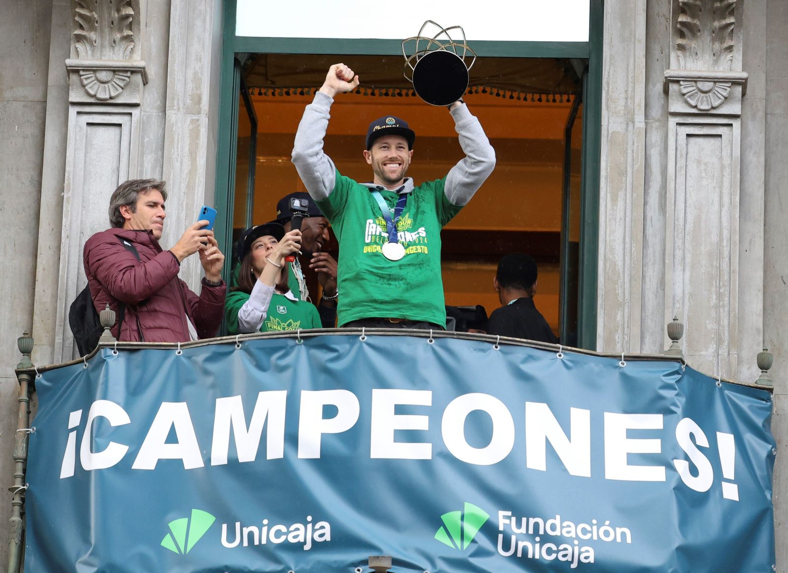 El Unicaja celebra en las calles de Málaga el título de la BCL
