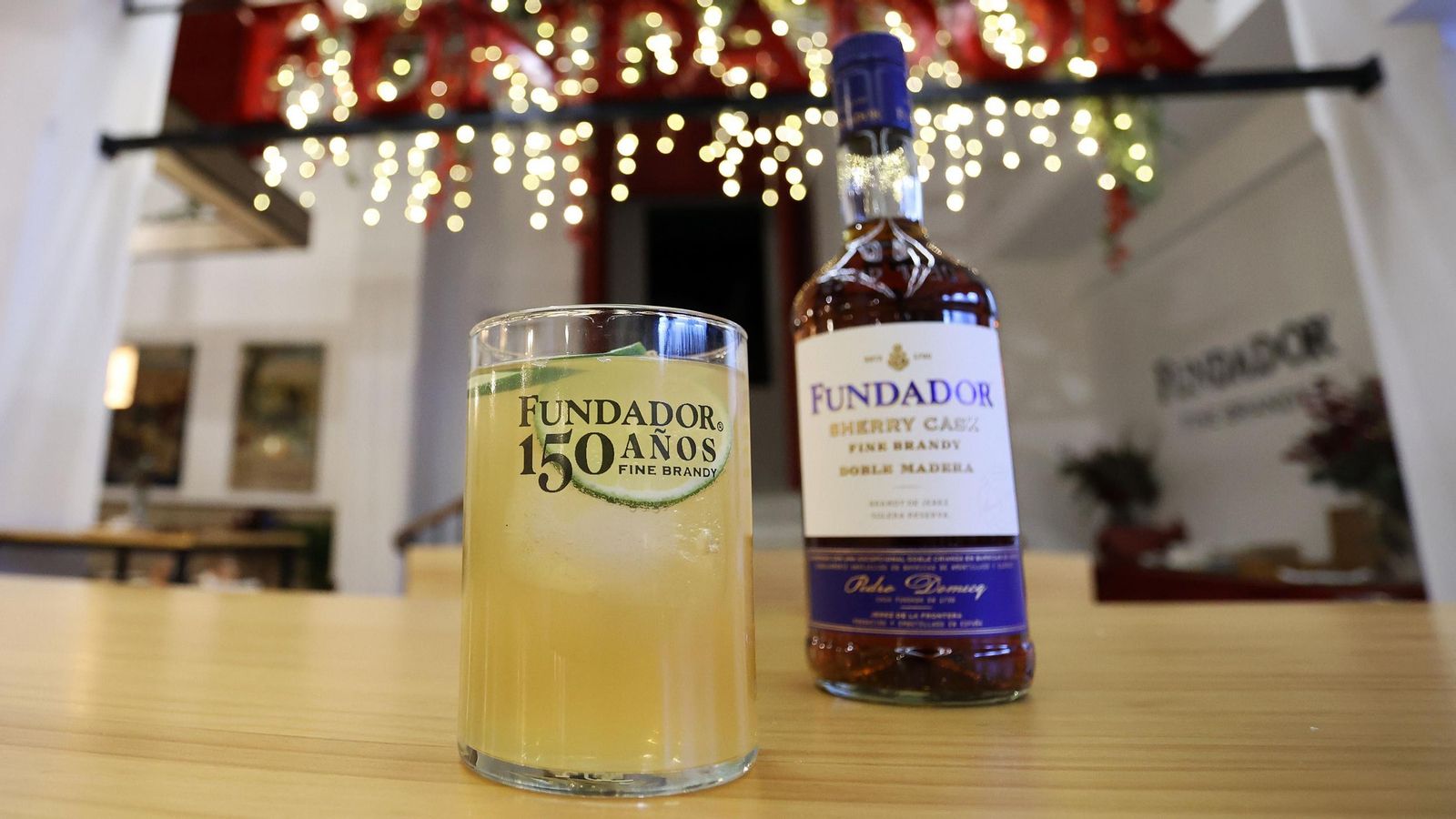 Una copa de Fundador Índigo, la bebida de trago largo que triunfó en la pasada Feria de Jerez.