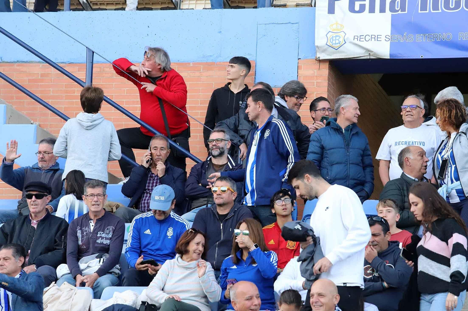 Imágenes del ambiente en las gradas del Nuevo Colombino