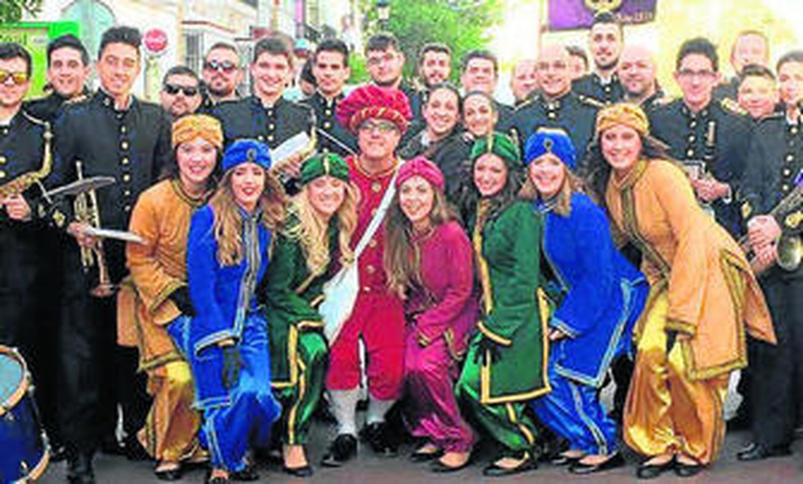 El Cartero Real junto a sus ayudantes y la Banda de Música Pedro Álvarez.