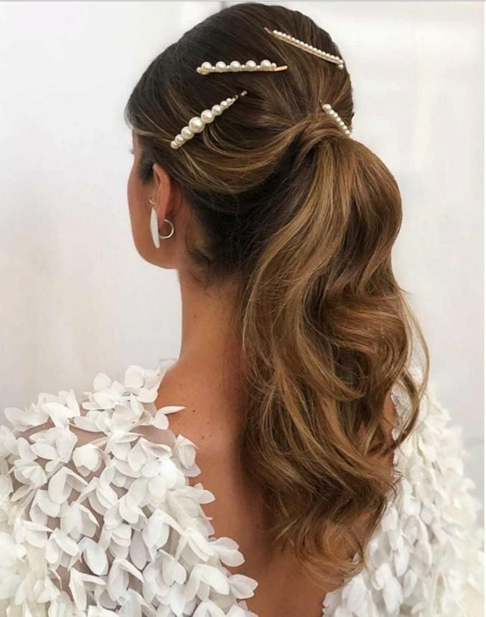 La estilista sevillana, Ana Espejo, las dispone por toda la melena para un look nupcial.