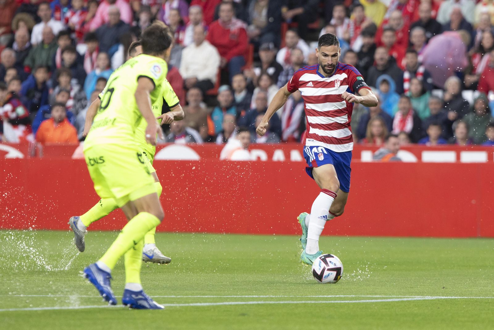 Antonio Puertas conduce el balón en el partido ante el Leganés