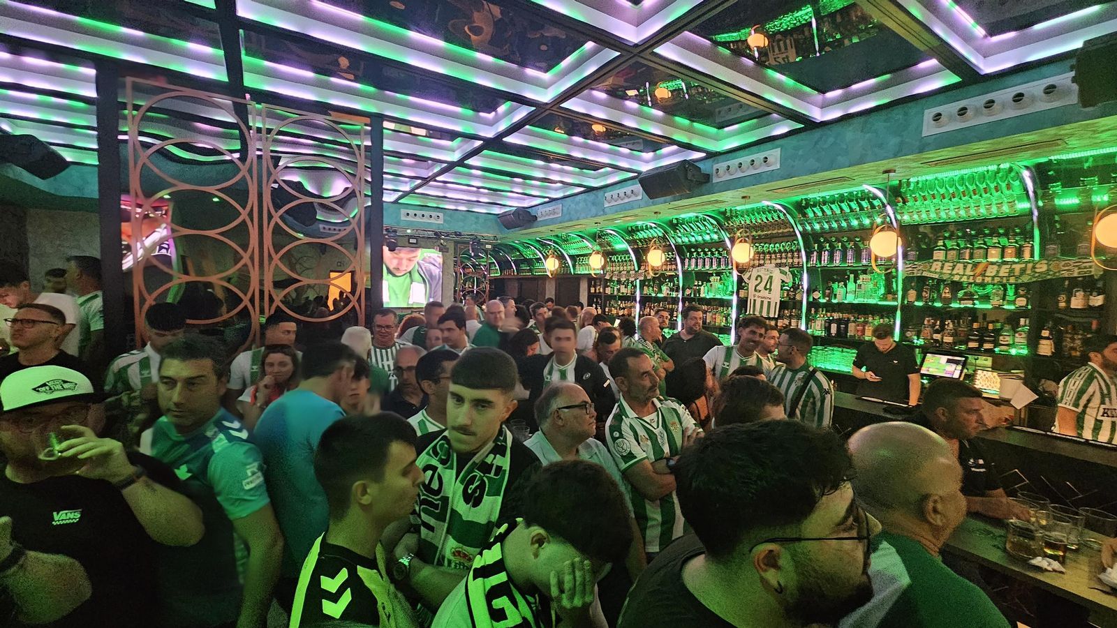 Así vivieron los béticos de Algeciras la final de la Conference League contra el Chelsea en el Botanic