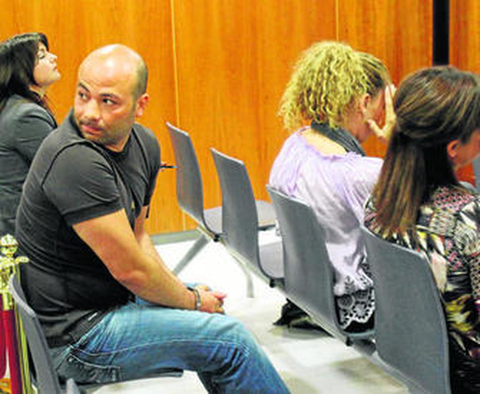 Sophiane Hambli mira hacia atrás, el pasado 5 de mayo, al inicio de la declaración de Fernando del Valle.