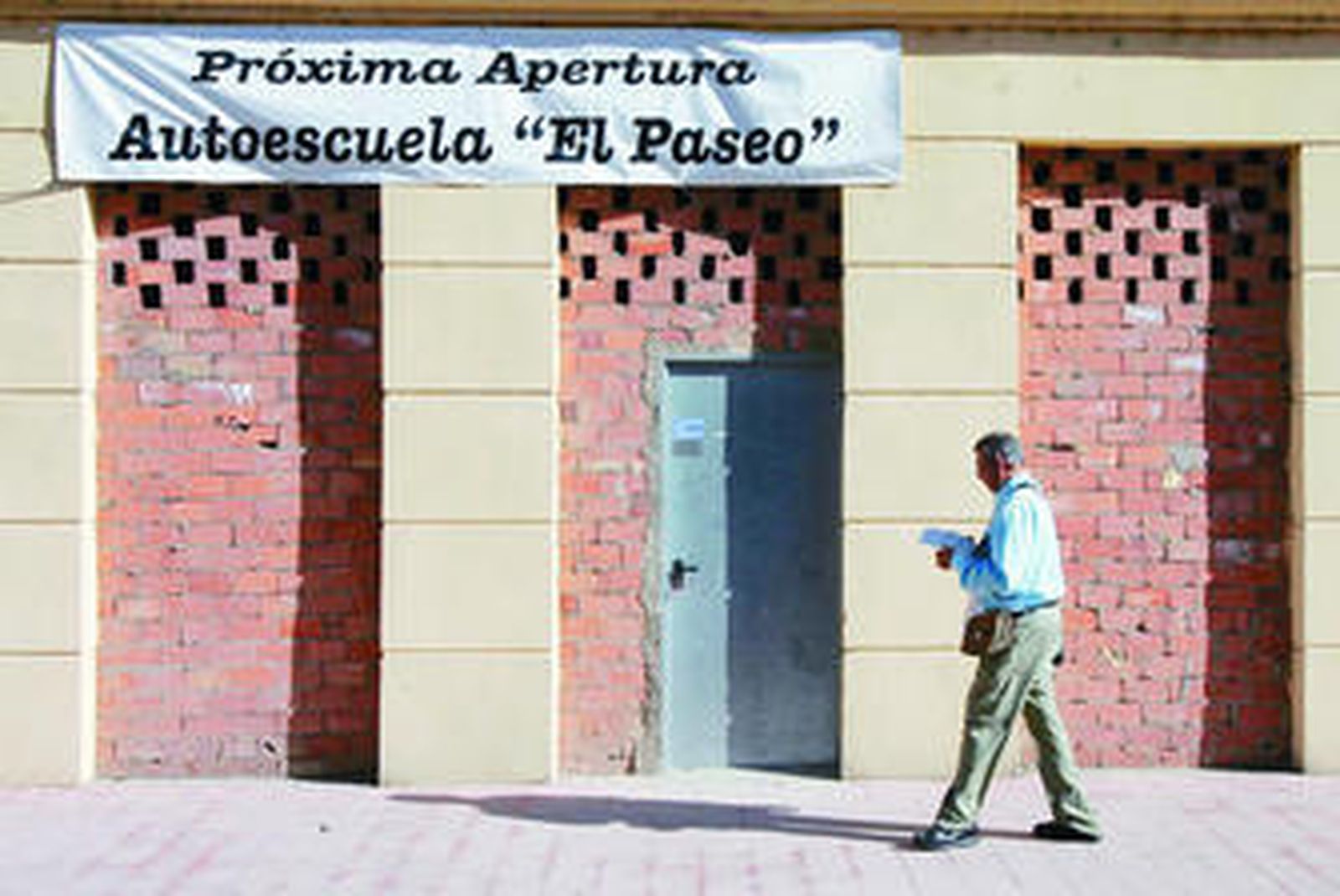 Un cartel anuncia la inminente apertura de una autoescuela en Puerto Real.