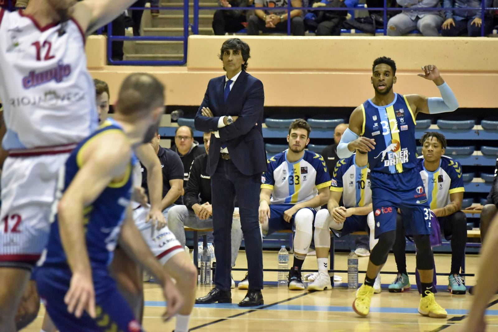 Malla, ante Newby, en el partido ante el Clavijo.