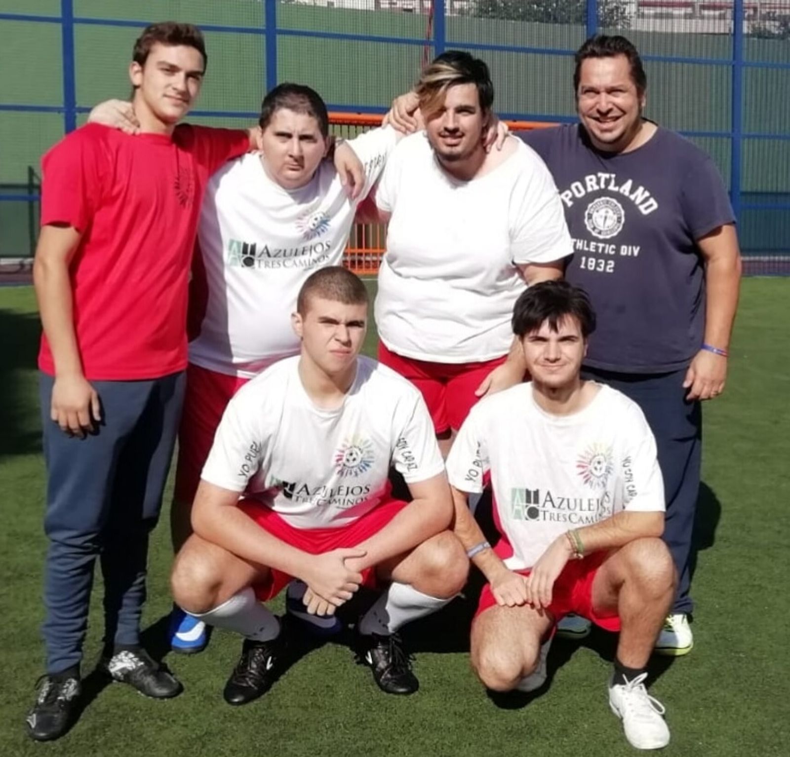 El monitor Sergio (i) y el presidente (d) con cuatro jugadores isleños de la Escuela.