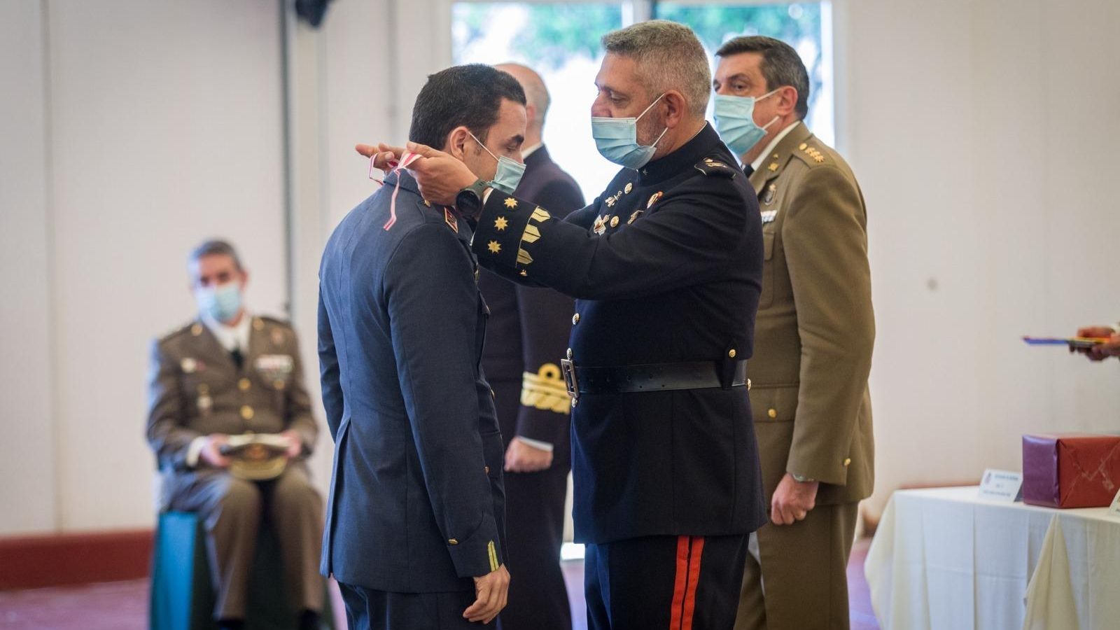 El subdelegado de Defensa entrega uno de los reconocimientos.