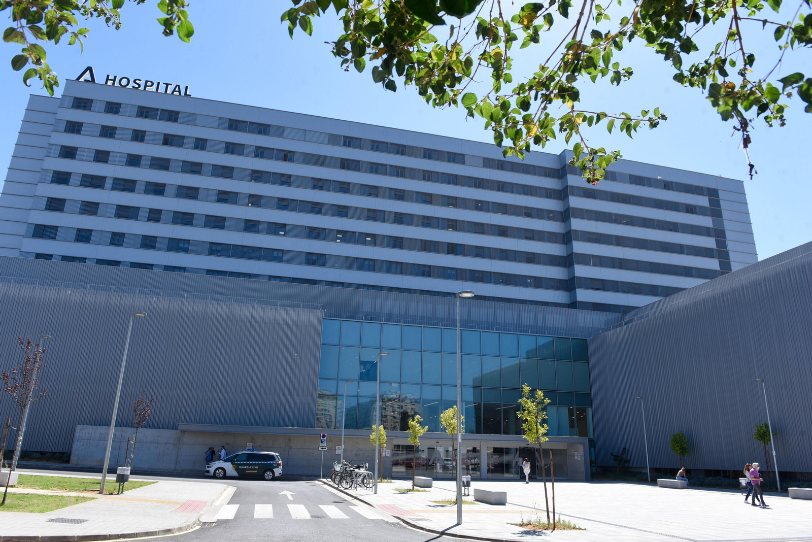 Fachada principal del Hospital Doctor Muñoz Cariñanos, dependiente del Hospital Virgen del Rocío, y uno de los más afectados en el Plan de Verano del SAS,  en una imagen reciente.