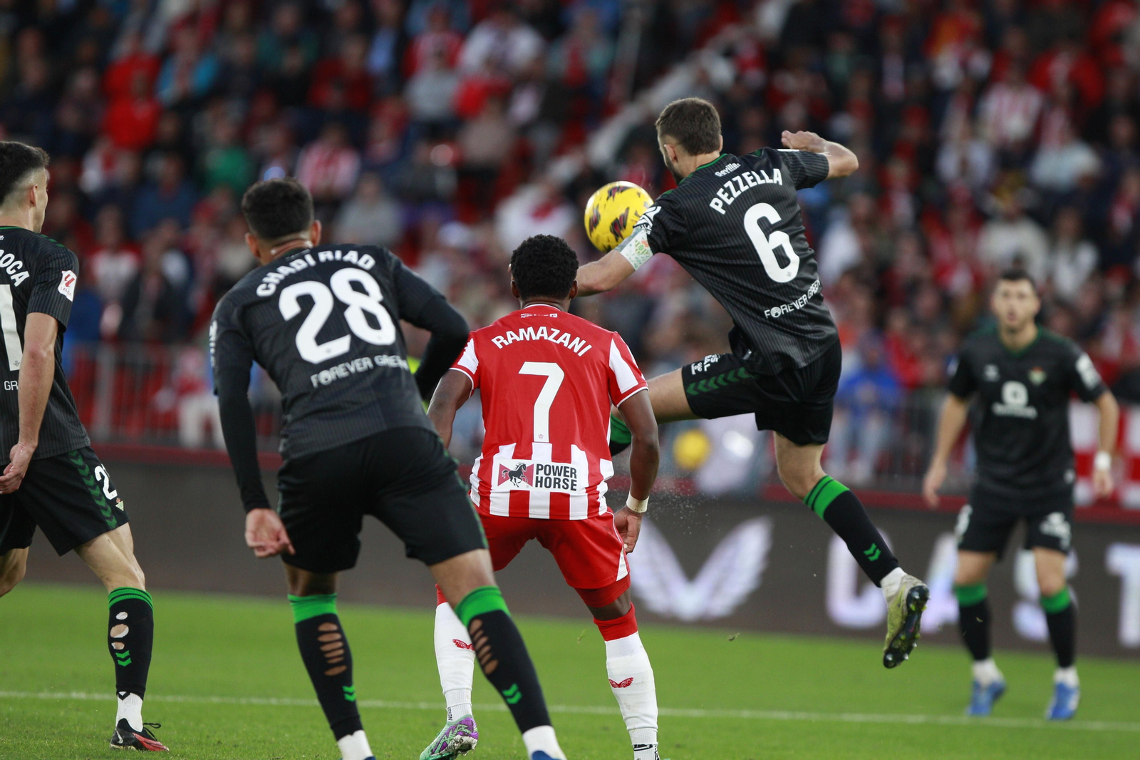 Imágenes del partido de fútbol U.D. Almería-Real Betis Balompié