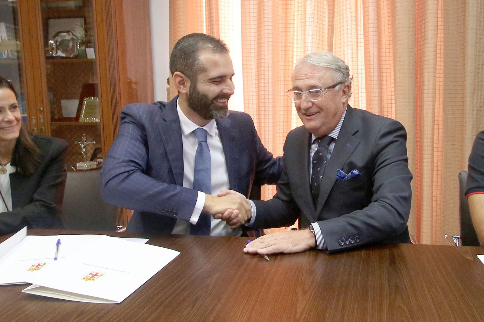 El alcalde y el presidente de la Autoridad Portuaria, tras la firma del convenio.