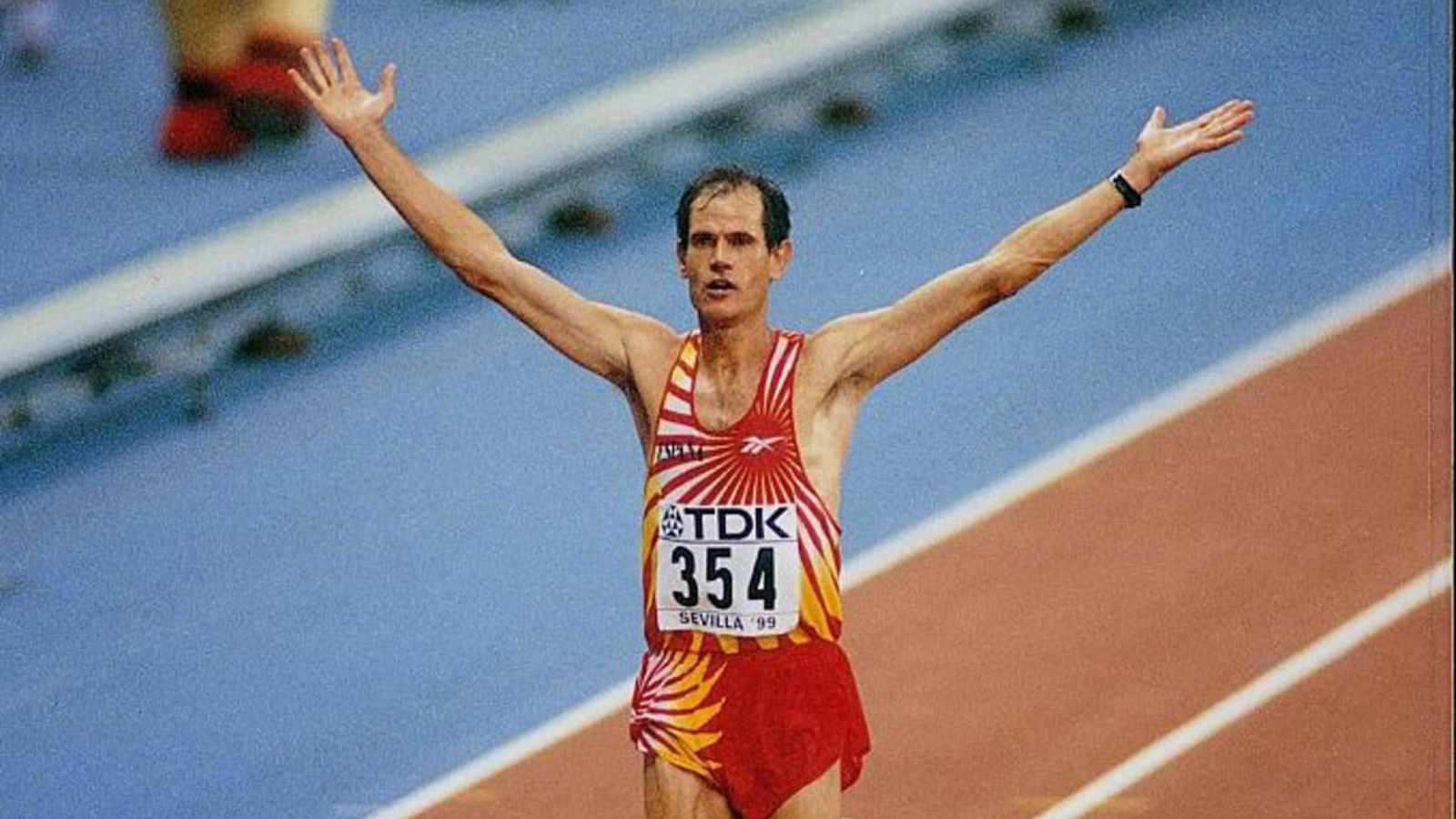 Abel Antón celebra un título en Sevilla 99. Abel Antón celebra un título en Sevilla 99.