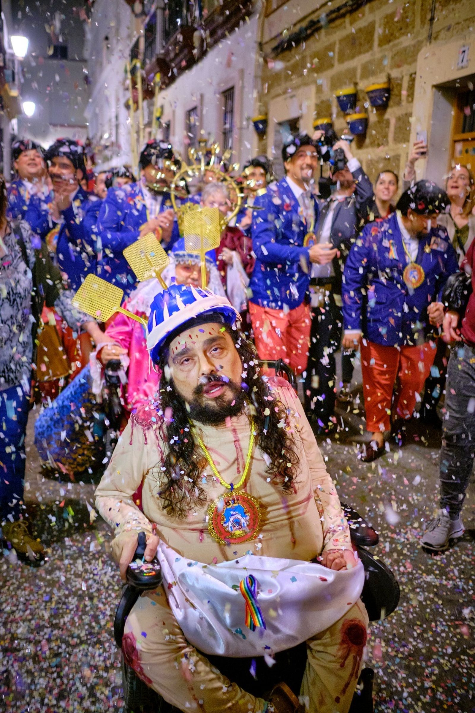 petalada en la Viña a la chirigota Aquí estamos de paso"