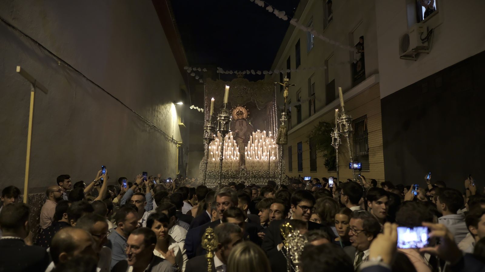 La Virgen de Gracia y Esperanza rodeada de público