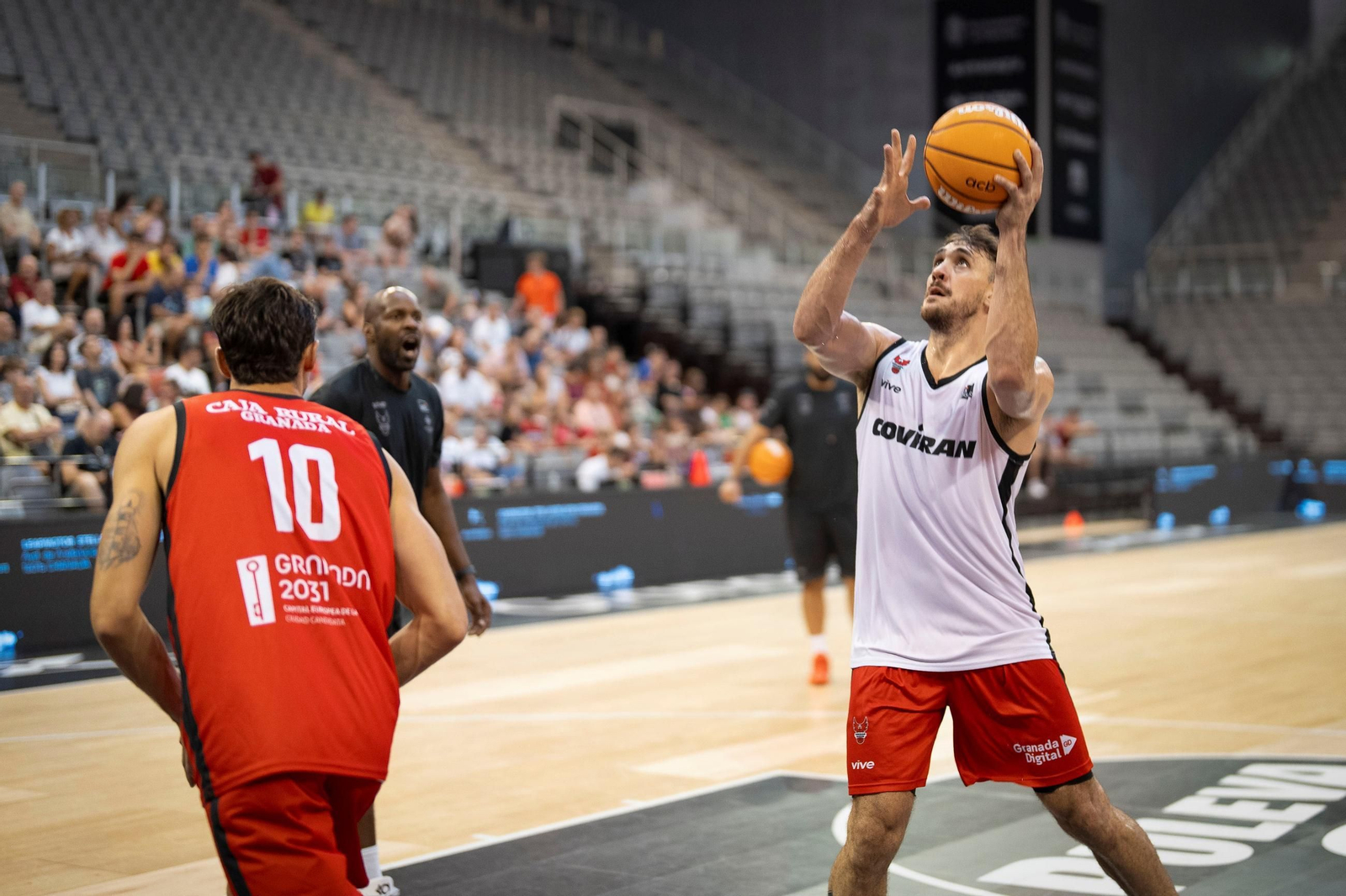 Las imágenes del entreno a puerta abierta del Covirán Granada en el Palacio