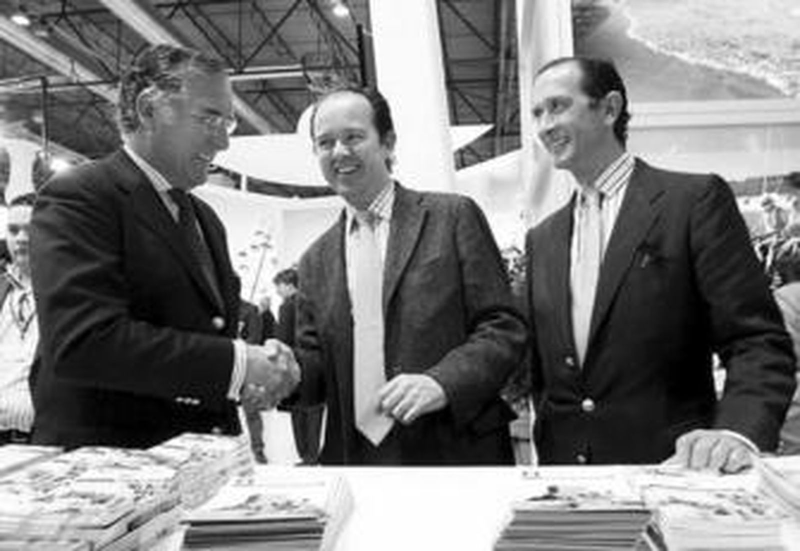 Francisco Cuvillo, presidente de AGP, estrecha la mano del alcalde de Prado, junto a Ignacio Cuvillo (AGP).