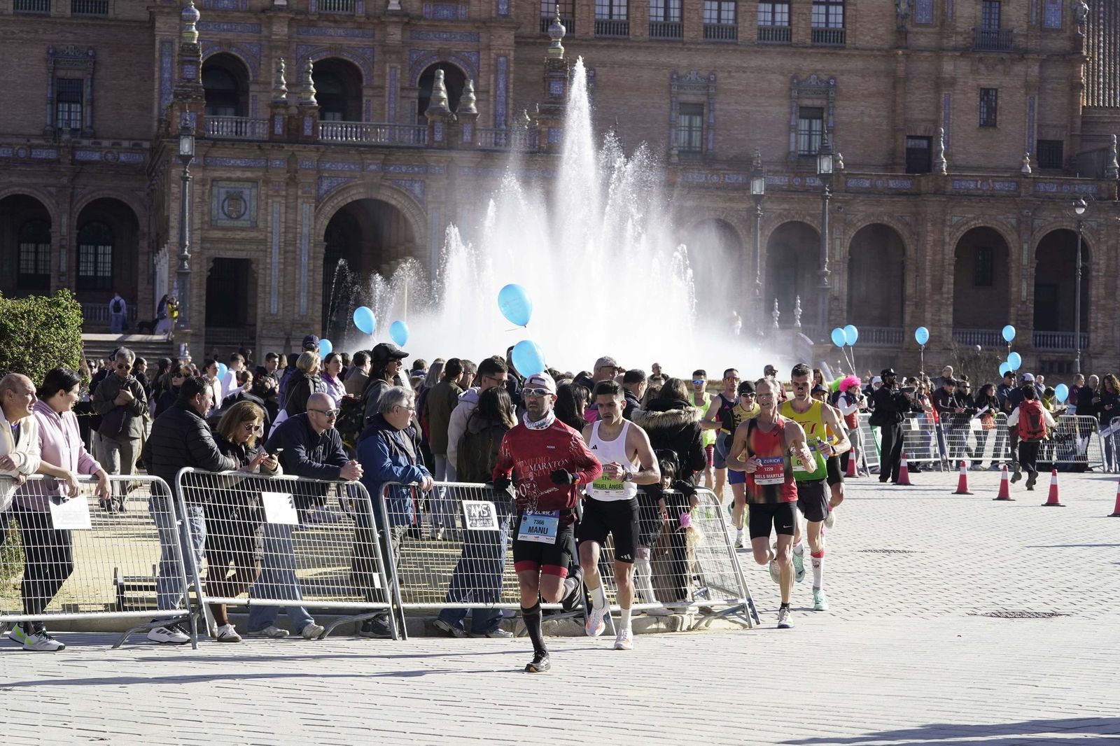 El Zúrich Maraton de Sevilla 2026 en la Plaza de España, galería 1