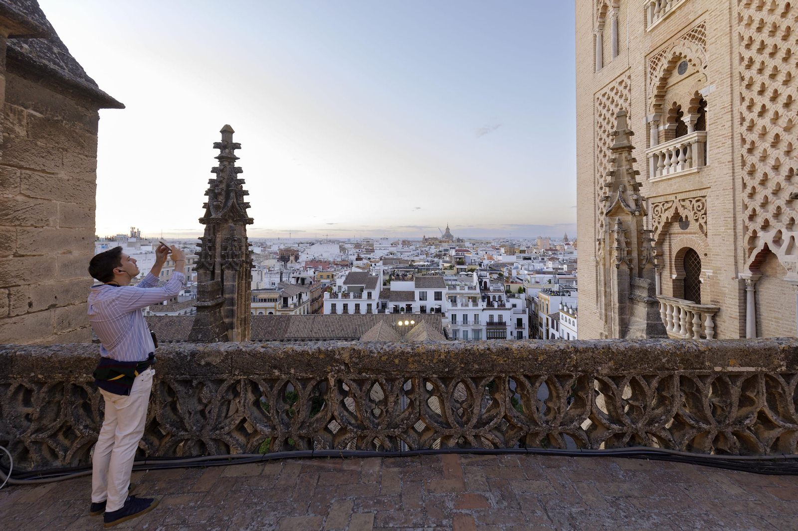 Recorrido de la visita por las cubiertas de la Catedral de Sevilla, al atardecer