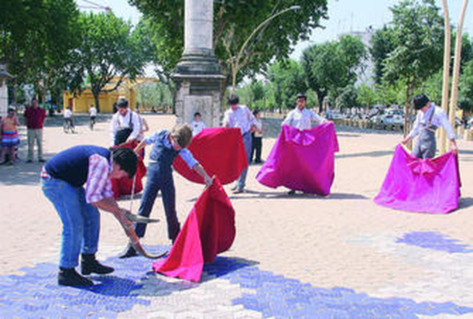 Varios alevines toreros, con Juan Pedro García 'Calerito', de 9 años, en primer término, dibujando un natural.