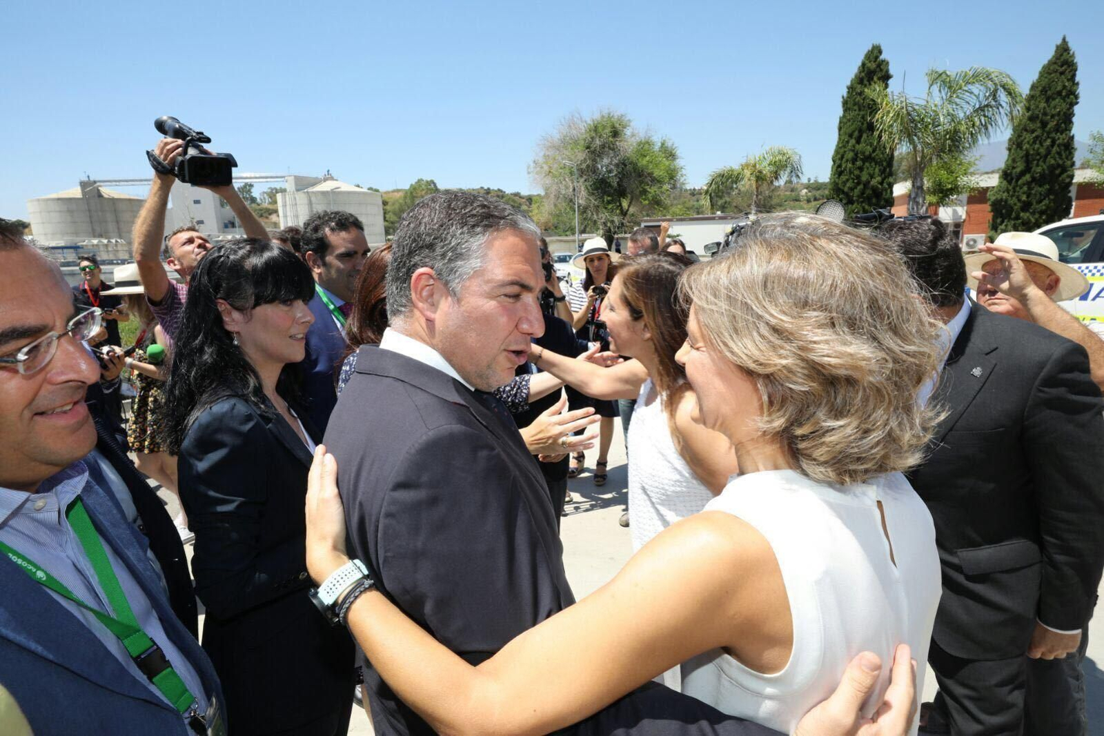 La ministra de Medio Ambiente, Isabel García, saluda al presidente de la Diputación, Elías Bendodo.