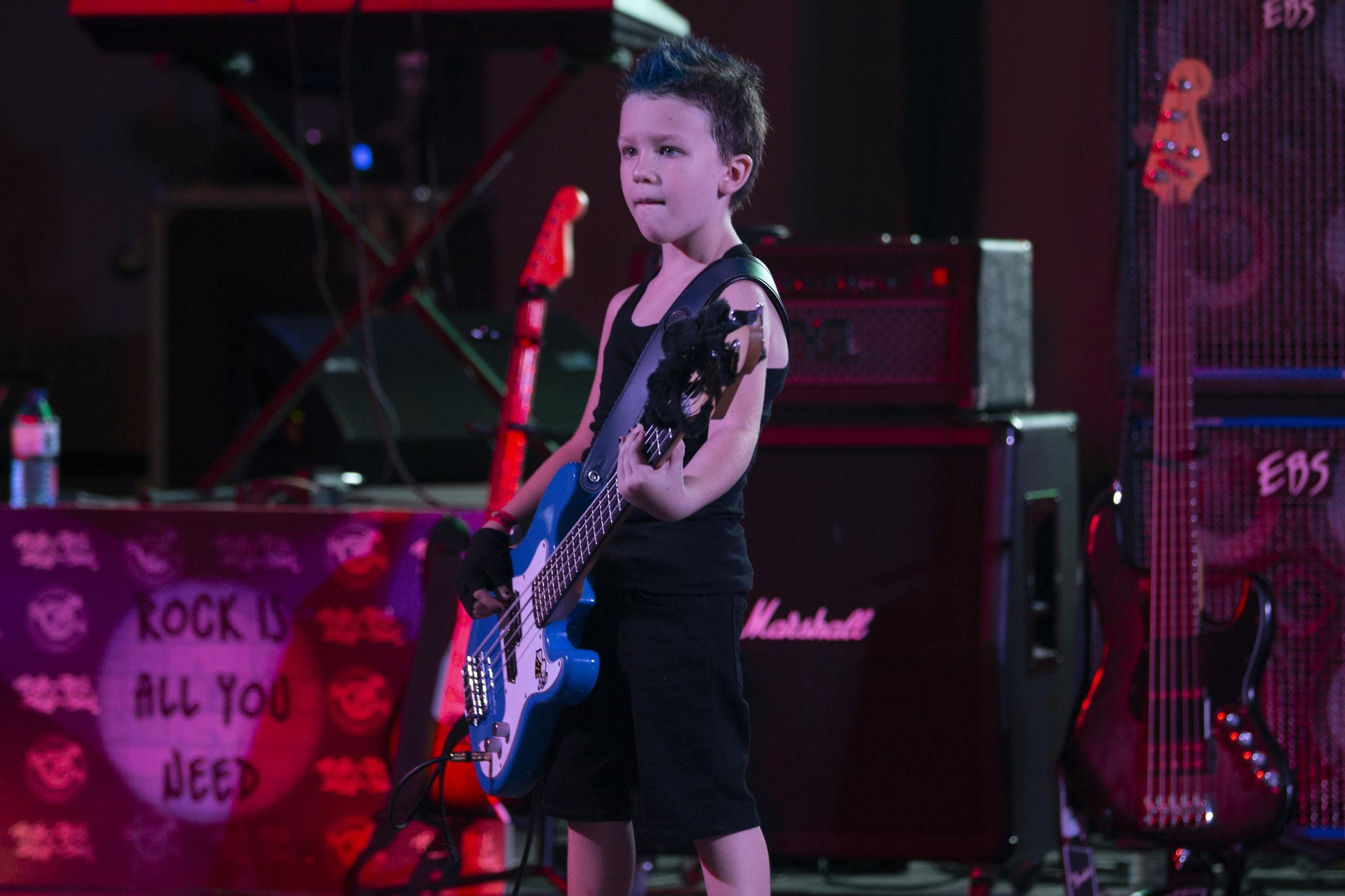 Uno de los alumnos en una Batalla de bandas de la escuela Rock Factory.