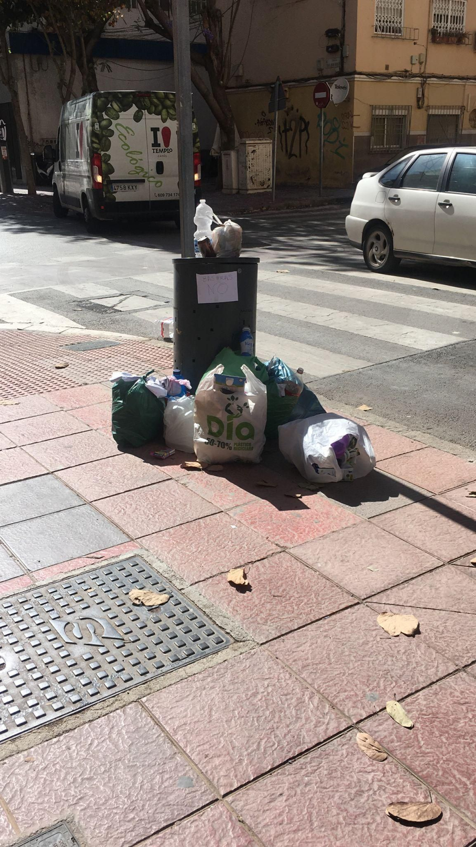 Bolsas de basura en el suelo de la calle San Juan Bosco