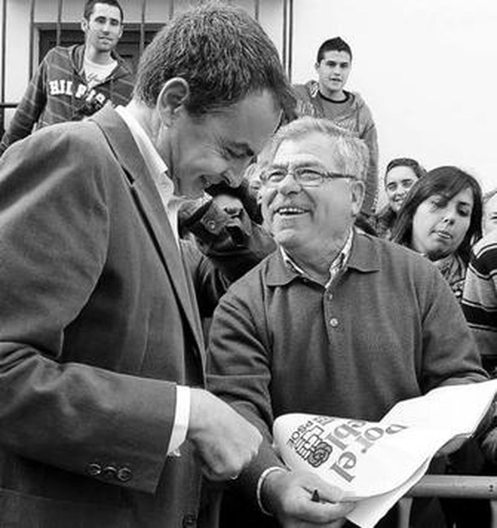 El presidente del Gobierno, José Luis Rodríguez Zapatero, saluda a un vecino en su visita a Sanlúcar.