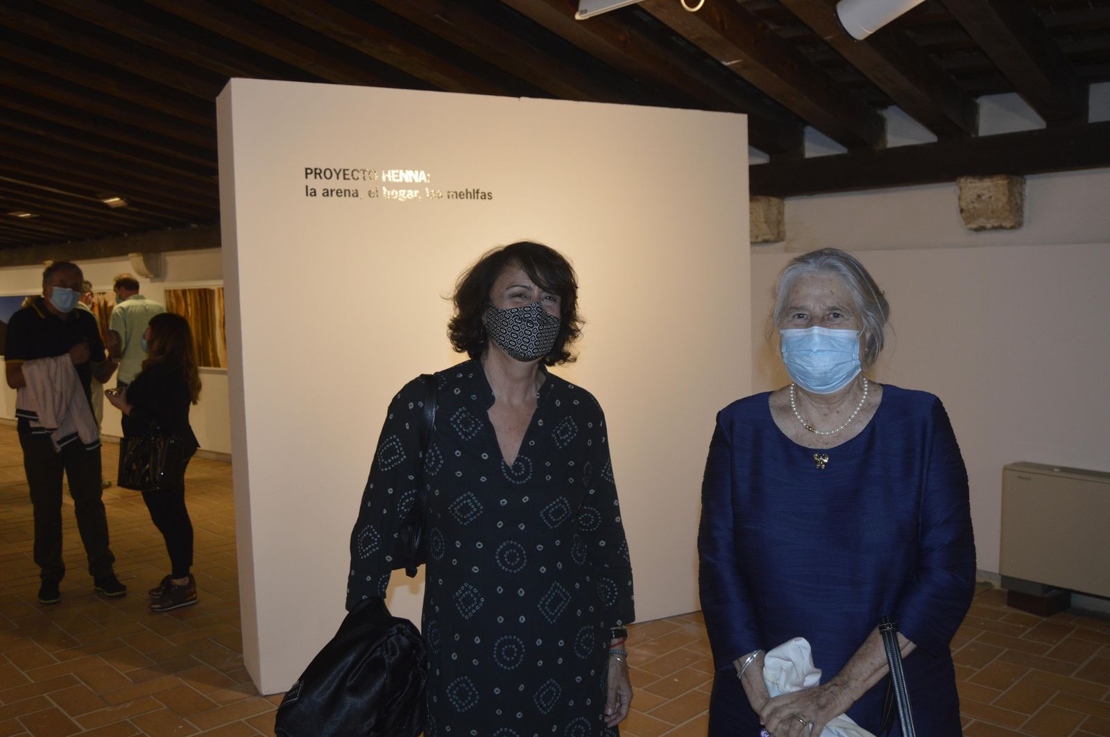 La artista Pilar Millán con su madre Pilar Derqui, recorriendo la muestra durante la inauguración.